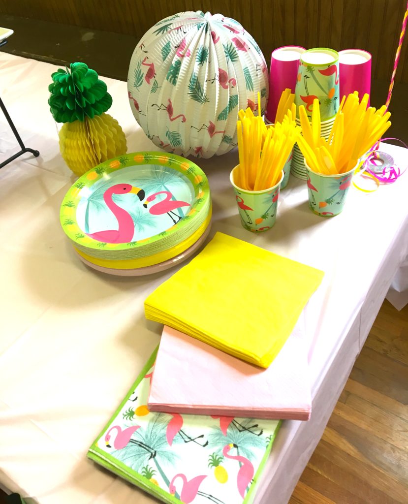 Tropical party paper plates and decor.